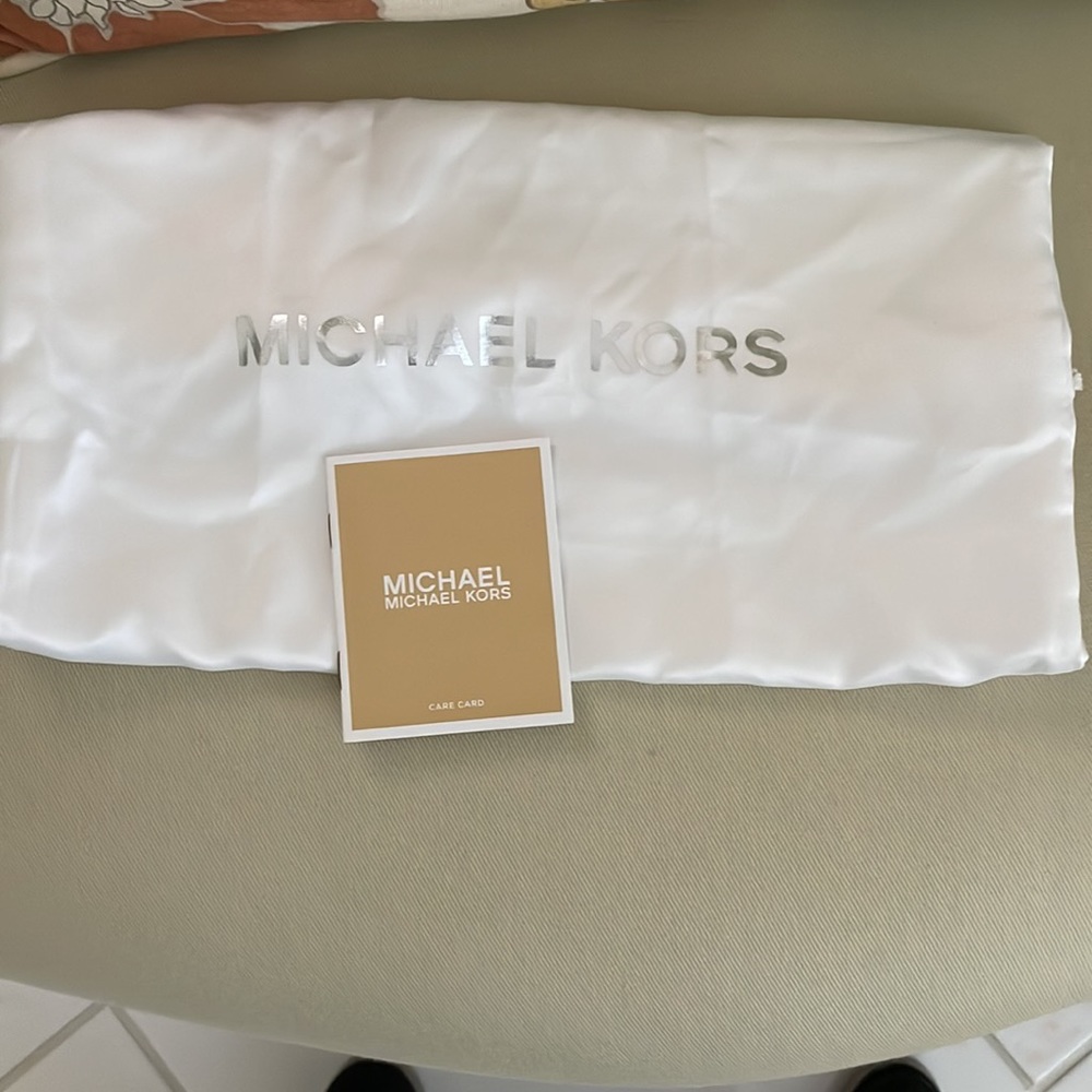 Auth. Michael Kors crossbody bag- like new& dust bag reduced - Picture 8 of 9